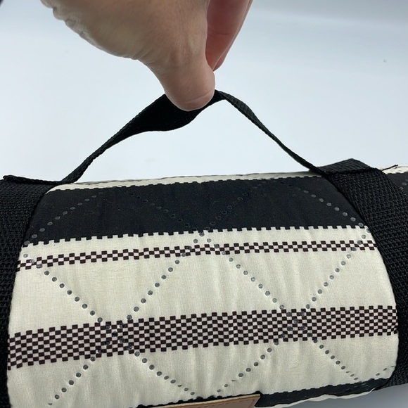 NWT Maurices Stadium Blanket L59.5 W49 Black/Brown Water Proof Backing - Picture 5 of 12